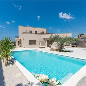 4 bedroom villa with indoor and outdoor pools in Galižana, Istria, sleeps up to 8